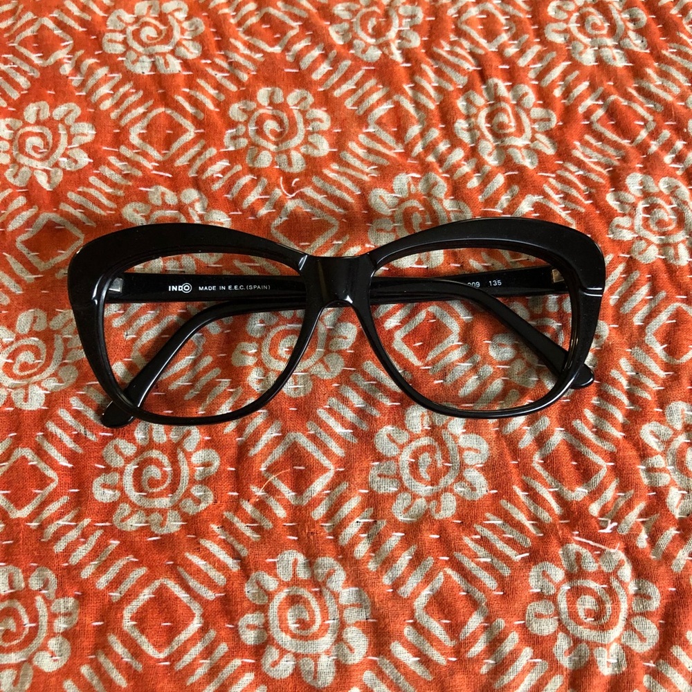 Indo eyeglasses.